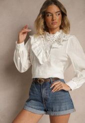 Biała Bluzka z Bawełny Zdobiona Ażurowym Haftem i Falbaną Nevole. Białe bluzki Renee, m, z aplikacjami, z bawełny, eleganckie, bez kołnierzyka, bez ramiączek. W wyprzedaży za 39.99 zł.