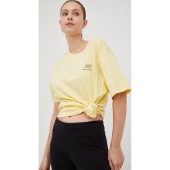 New Balance t-shirt bawełniany kolor żółty. Żółte t-shirty New Balance, l, bez wzorów, z bawełny, bez kołnierzyka, bez ramiączek. W wyprzedaży za 71.99 zł.