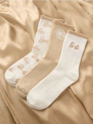Prążkowane skarpetki 3 pack Barbie - kremowy. Białe skarpetki Sinsay, bez wzorów, prążkowane. Za 15.99 zł.