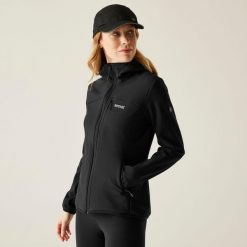 Kurtka damska softshell przeciwdeszczowy Ossek. Czarne kurtki przeciwdeszczowe Regatta, bez wzorów, z materiału, bez kaptura, trekkingowe. W wyprzedaży za 249.99 zł.