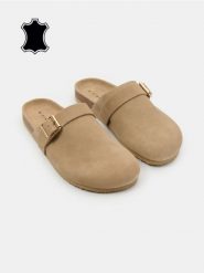 Skórzane klapki z paskiem - beżowy. Brązowe klapki Sinsay, bez wzorów, bez obcasa, bez zapięcia. Za 79.99 zł.