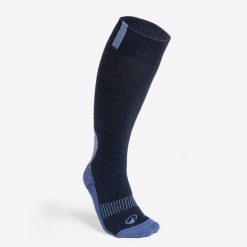 Ciepłe skarpety jeździeckie dla dorosłych niebieskie. Niebieskie skarpetki Decathlon, bez wzorów, z wełny. Za 39.99 zł.