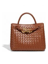 SUVRAI Torebka w kolorze jasnobrązowym - 30 x 23 x 13 cm rozmiar: onesize. Brązowe torebki klasyczne SUVRAI, bez wzorów, z materiału, przez ramię, bez dodatków. Za 130.99 zł.