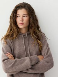 Wełniany sweter z kapturem - brązowy. Brązowe swetry Reserved, l, bez wzorów, z dzianiny, bez ramiączek. Za 229.99 zł.