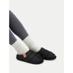 Kapcie G-Star. Czarne kapcie G-Star, bez wzorów. Za 43.99 zł.