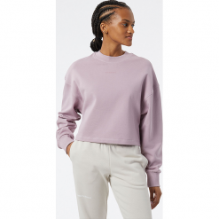 Bluza damska New Balance WT23555VSW – fioletowa. Fioletowe bluzy bez kaptura New Balance, m, bez wzorów, z bawełny, bez kaptura. W wyprzedaży za 199.99 zł.