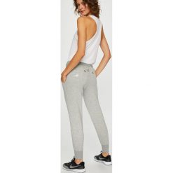 Nike Sportswear - Spodnie. Spodnie dresowe marki Nike Sportswear. W wyprzedaży za 229.90 zł.