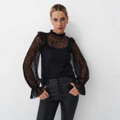 Bluzka z dzianiny mesh - Czarny. Czarne bluzki Mohito, s, bez wzorów, z dzianiny, bez kołnierzyka, bez ramiączek. W wyprzedaży za 79.99 zł.