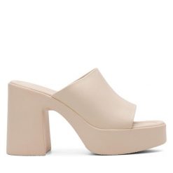 Klapki DeeZee. Brązowe klapki DeeZee, bez wzorów, bez obcasa, bez zapięcia. Za 149.99 zł.