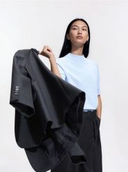 Sweter z krótkim rękawem - jasnoniebieski. Niebieskie swetry Reserved, l, bez wzorów, z dzianiny, bez ramiączek. Za 89.99 zł.