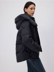 Puchowa kurtka oversize - czarny. Czarne kurtki Reserved, l, bez wzorów, z puchu, bez kaptura. W wyprzedaży za 299.99 zł.