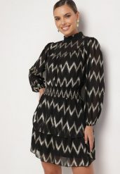Czarna Wzorzysta Sukienka z Siateczki z Falbankami Stójką i Gumką w Talii Ocelina. Czarne sukienki Born2be, na spotkanie biznesowe, l, bez wzorów, eleganckie, bez kołnierzyka, bez ramiączek, mini, kopertowe. W wyprzedaży za 135.99 zł.