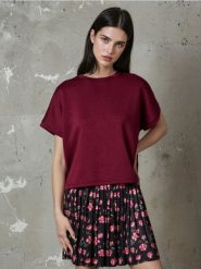 Bluza z krótkim rękawem soft touch - bordowy. Czerwone bluzy bez kaptura Sinsay, l, bez wzorów, z dzianiny, bez kaptura. W wyprzedaży za 19.99 zł.