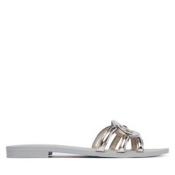 Klapki Guess. Szare klapki Guess, z aplikacjami, bez obcasa, bez zapięcia. Za 162.99 zł.