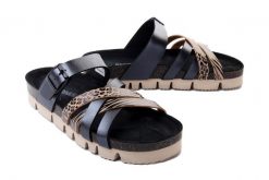DR. BRINKMANN 700400-01 schwarz, klapki damskie. Czarne klapki Dr. Brinkmann, bez wzorów, bez obcasa, bez zapięcia. Za 244.90 zł.