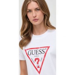 Guess t-shirt bawełniany kolor biały. Białe t-shirty Guess, l, z aplikacjami, z bawełny, bez kołnierzyka, bez ramiączek. Za 159.99 zł.
