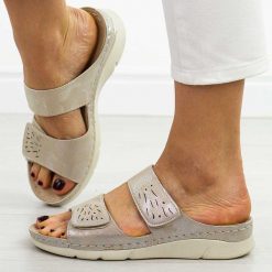 Złote klapki damskie Potocki 90321. Żółte klapki POTOCKI, bez wzorów, ze skóry, klasyczne, bez obcasa, bez zapięcia. Za 119.00 zł.