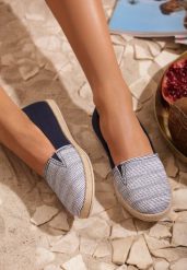 Granatowe Espadryle Loving Tonight. Niebieskie espadryle Renee, bez wzorów, bez obcasa, na płaskiej podeszwie. W wyprzedaży za 39.99 zł.