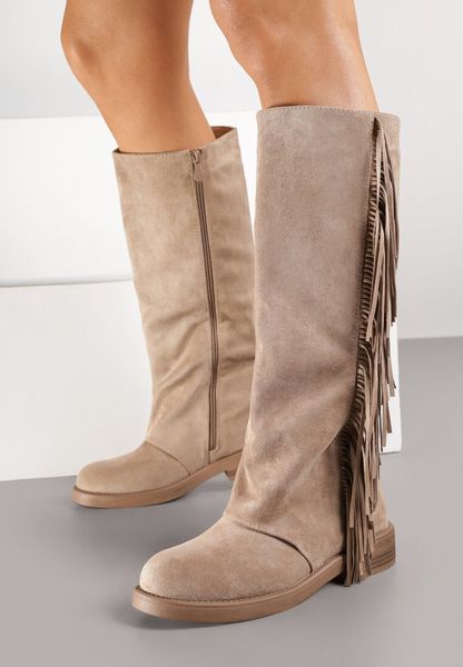 Ciemnobeżowe Kozaki w Stylu Boho z Imitacji Zamszu z Frędzlami Vemirina. Brązowe kozaki Born2be, bez wzorów, z jeansu, boho, bez obcasa, na płaskiej podeszwie, bez zapięcia. Za 149.99 zł.