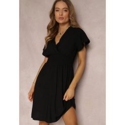 Czarna Sukienka z Wiskozy Jadith. Czarne sukienki Renee, l, bez wzorów, z wiskozy, bez kołnierzyka, bez ramiączek, mini, kopertowe. W wyprzedaży za 51.99 zł.