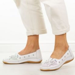 Białe ażurowe skórzane półbuty damskie Cambell 40332. Białe półbuty wsuwane Cambell, na lato, w ażurowe wzory, z jeansu, biznesowe, z okrągłym noskiem, bez obcasa. Za 179.00 zł.
