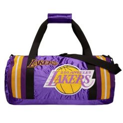 Torba typu duffle Los Angeles Lakers. Fioletowe torby sportowe Mitchell & Ness, bez wzorów. Za 437.50 zł.