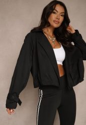 Czarna Kurtka Stylizowana na Krótki Trencz z Kołnierzem i Zakładką Exniza. Czarne kurtki Renee, l, z aplikacjami, eleganckie, bez kaptura. W wyprzedaży za 135.99 zł.