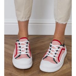 Różowe trampki damskie na platformie. Czerwone trampki bez wzorów, z tkaniny, sportowe, bez zapięcia. Za 74.48 zł.