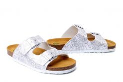 DR. BRINKMANN 700888-03 weiss, klapki damskie. Białe klapki Dr. Brinkmann, bez wzorów, bez obcasa, bez zapięcia. Za 165.67 zł.