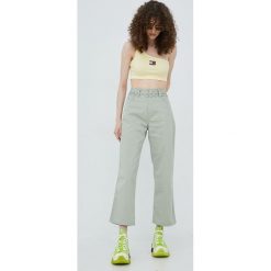 Tommy Jeans spodnie z domieszką lnu BETSY damskie kolor zielony szerokie high waist. Zielone spodnie materiałowe Tommy Jeans, bez wzorów, z bawełny, z podwyższonym stanem. W wyprzedaży za 299.99 zł.