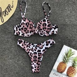 Strój kąpielowy dwuczęściowy z nowoczesnym wzorem na plażę i basen Ayelet. Bikini Intica, bez wzorów, z materiału. Za 149.00 zł.