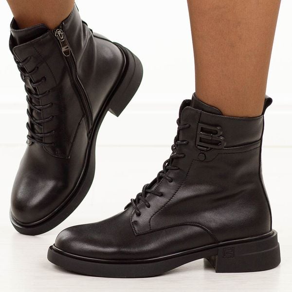 Czarne skórzane botki damskie Filippo Dbt7361/25. Czarne botki Filippo, bez wzorów, z jeansu, eleganckie, z okrągłym noskiem, bez obcasa, na płaskiej podeszwie, bez zapięcia. Za 399.00 zł.