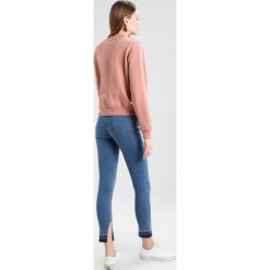 NAKD CHEST ROSE EMBROIDREY Bluza dusty dark pink. Niebieskie bluzy marki comma casual identity, z materiału, casualowe. Za 189.00 zł.