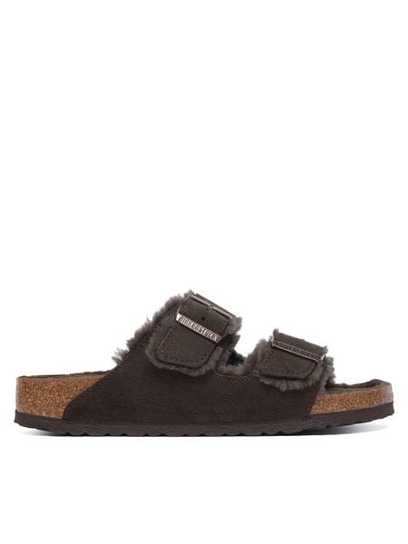 Birkenstock Klapki Arizona Shearling 1020528 Brązowy. Brązowe klapki Birkenstock, bez wzorów, ze skóry, bez obcasa, bez zapięcia. Za 749.99 zł.
