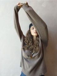 Sweter chunky z dekoltem V - beżowy. Brązowe swetry Sinsay, l, bez wzorów, bez ramiączek. Za 49.99 zł.