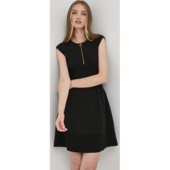 Pinko sukienka kolor czarny mini dopasowana. Czarne sukienki Pinko, l, bez wzorów, z dzianiny, bez kołnierzyka, bez ramiączek, mini, dopasowane. W wyprzedaży za 649.99 zł.