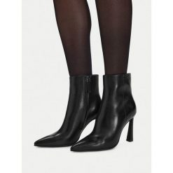 Botki GINO ROSSI. Czarne botki Gino Rossi, bez wzorów, bez obcasa, na szpilce, bez zapięcia. Za 549.99 zł.
