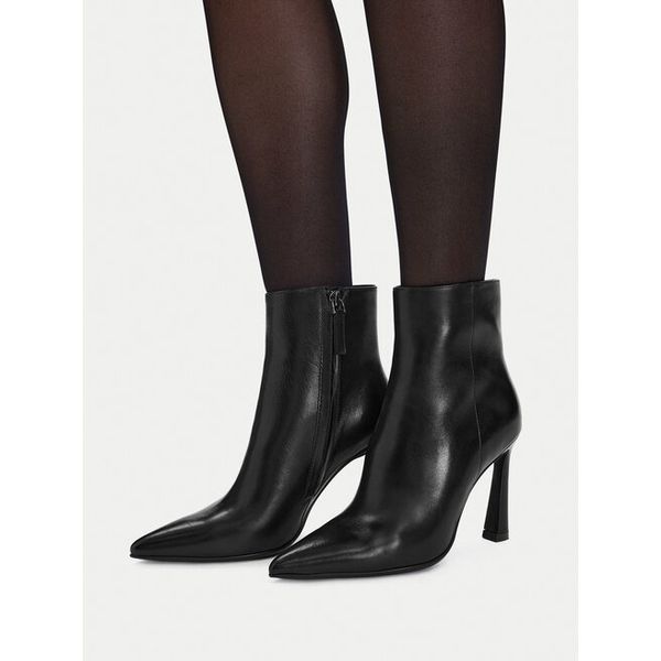 Botki GINO ROSSI. Czarne botki Gino Rossi, bez wzorów, bez obcasa, na szpilce, bez zapięcia. Za 549.99 zł.