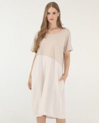 Luźna sukienka w paski. Brązowe sukienki Unisono, s, bez wzorów, z materiału, bez kołnierzyka, bez ramiączek, mini. Za 139.00 zł.