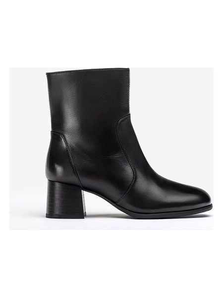 Unisa Skórzane botki w kolorze czarnym rozmiar: 38. Czarne botki Unisa, bez wzorów, eleganckie, bez obcasa, bez zapięcia. Za 329.95 zł.