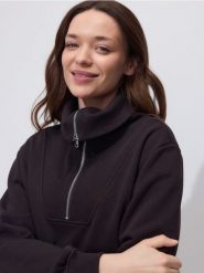 Bluza z wysoką stójką - ciemnobrązowy. Brązowe bluzy Reserved, l, bez wzorów, z bawełny, bez ramiączek, bez kaptura. Za 119.99 zł.