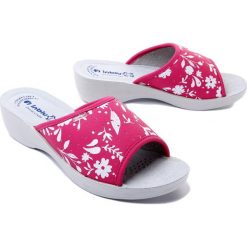 INBLU PL-51 005 ciemny róż, klapki damskie. Czerwone klapki Inblu, bez wzorów, bez obcasa, na koturnie, bez zapięcia. Za 69.99 zł.