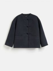 Flauszowa kurtka z ozdobnym zapięciem - granatowy. Niebieskie kurtki Reserved, l, bez wzorów, z tkaniny, bez kaptura. Za 299.99 zł.