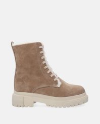BEŻOWE BOTKI ZE SKÓRY ZAMSZOWEJ 752 BEIGE. Brązowe botki Venezia, bez wzorów, ze skóry, bez obcasa, bez zapięcia. Za 299.00 zł.