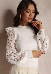 Biały Sweter Dzianinowy z Falbankami i Ażurowym Zdobieniem Halni. Białe swetry Renee, s, z aplikacjami, z dzianiny, casualowe, bez ramiączek. W wyprzedaży za 119.99 zł.