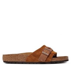 Klapki Birkenstock. Brązowe klapki Birkenstock, bez wzorów, bez obcasa, bez zapięcia. Za 599.99 zł.