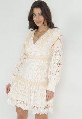 Beżowa Koronkowa Sukienka z Falbanką Resine. Brązowe sukienki Born2be, l, bez wzorów, z koronki, bez kołnierzyka, bez ramiączek, mini. Za 299.99 zł.