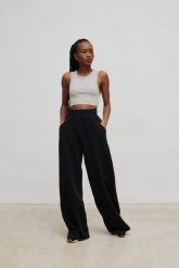 Spodnie z szerokimi nogawkami z efektem sprania w kolorze WASHED BLACK- MEMPHIS -XL. Czarne spodnie dresowe Marsala, bez wzorów, z bawełny. W wyprzedaży za 82.48 zł.