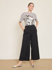 BGN Spodnie w kolorze czarnym rozmiar: 40. Czarne spodnie materiałowe BGN, bez wzorów, z materiału. Za 121.99 zł.