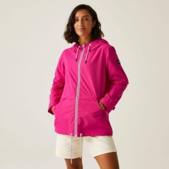 Kurtka turystyczna przeciwdeszczowa damska Bayletta wodoodporna. Czerwone kurtki przeciwdeszczowe Regatta, bez wzorów, bez kaptura, trekkingowe. Za 139.99 zł.